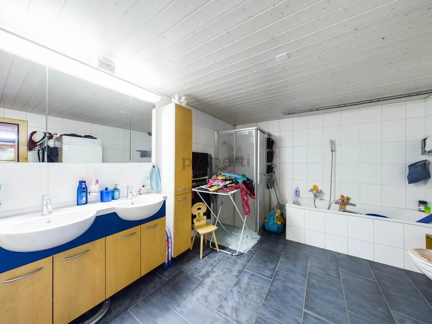 Maisonette spacieuse de 5,5 pièces avec un énorme jardin paradisiaque - Photo 10 sur 13