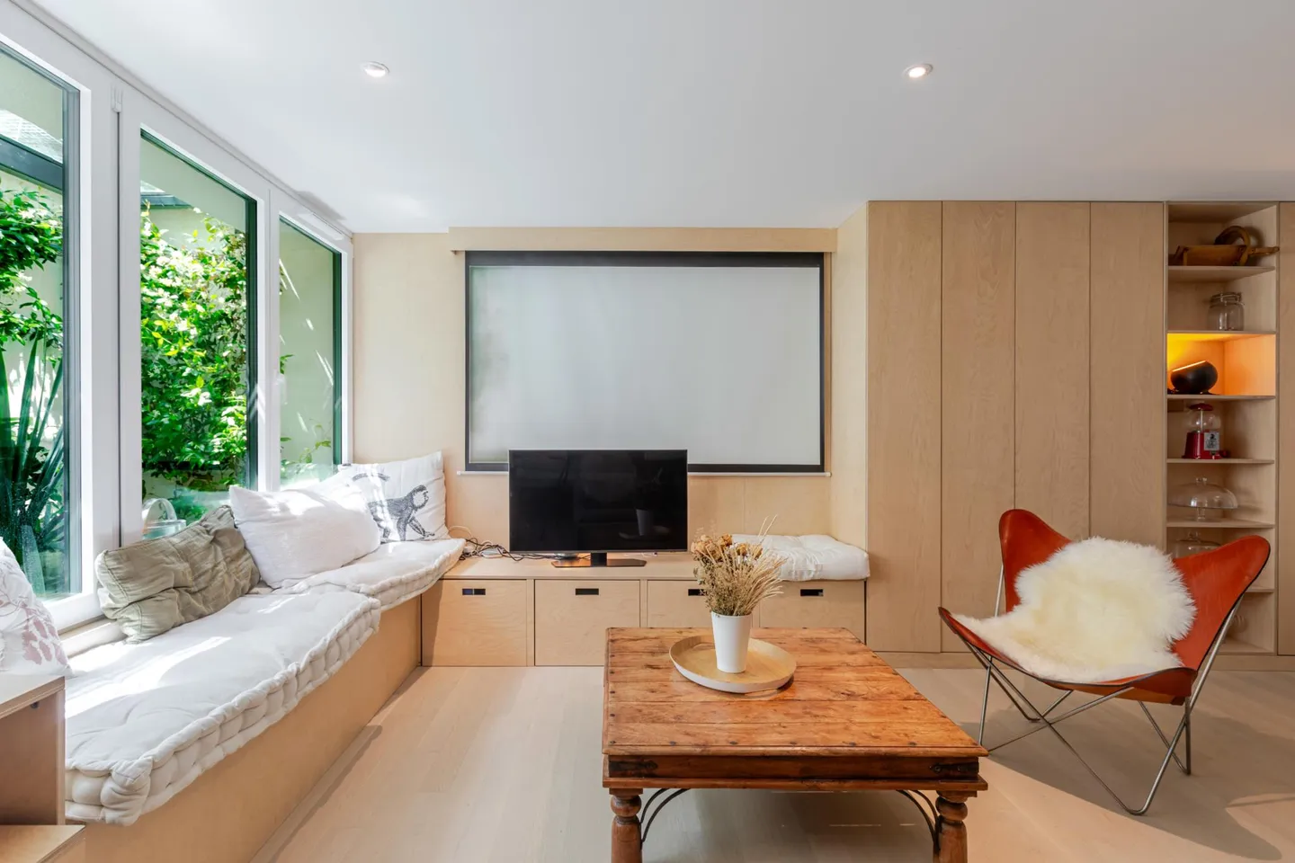 Modern Villa with Garden - Photo 15 of 20