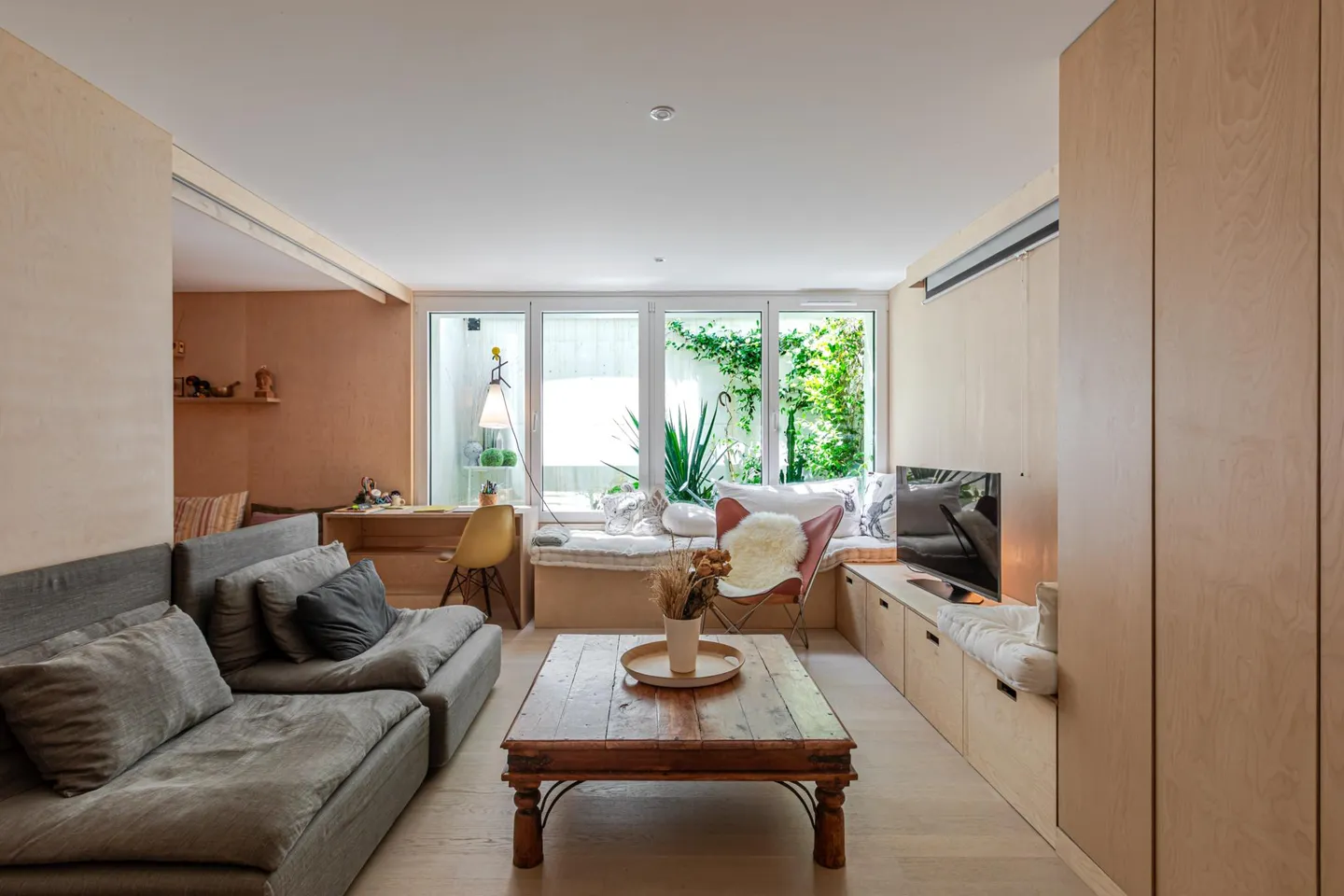 Modern Villa with Garden - Photo 16 of 20