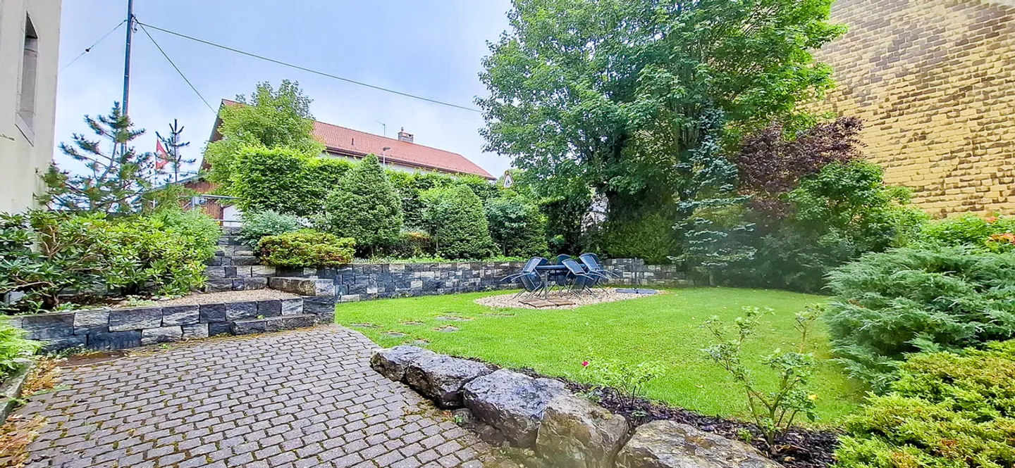 Appartamento di quattro stanze al piano terra, giardino condiviso con garage a pagamento - Foto 1 di 10