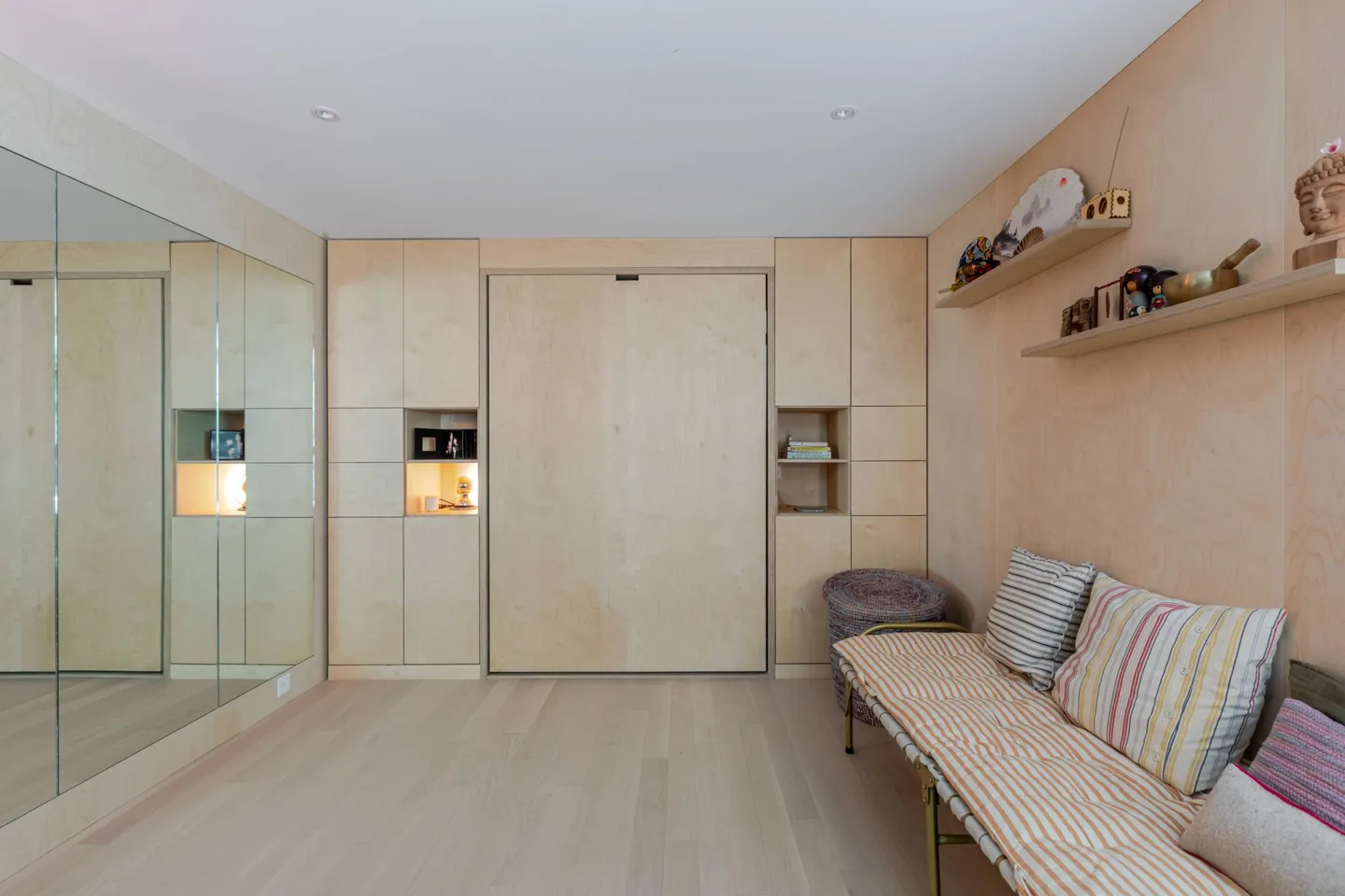 Modern Villa with Garden - Photo 17 of 20
