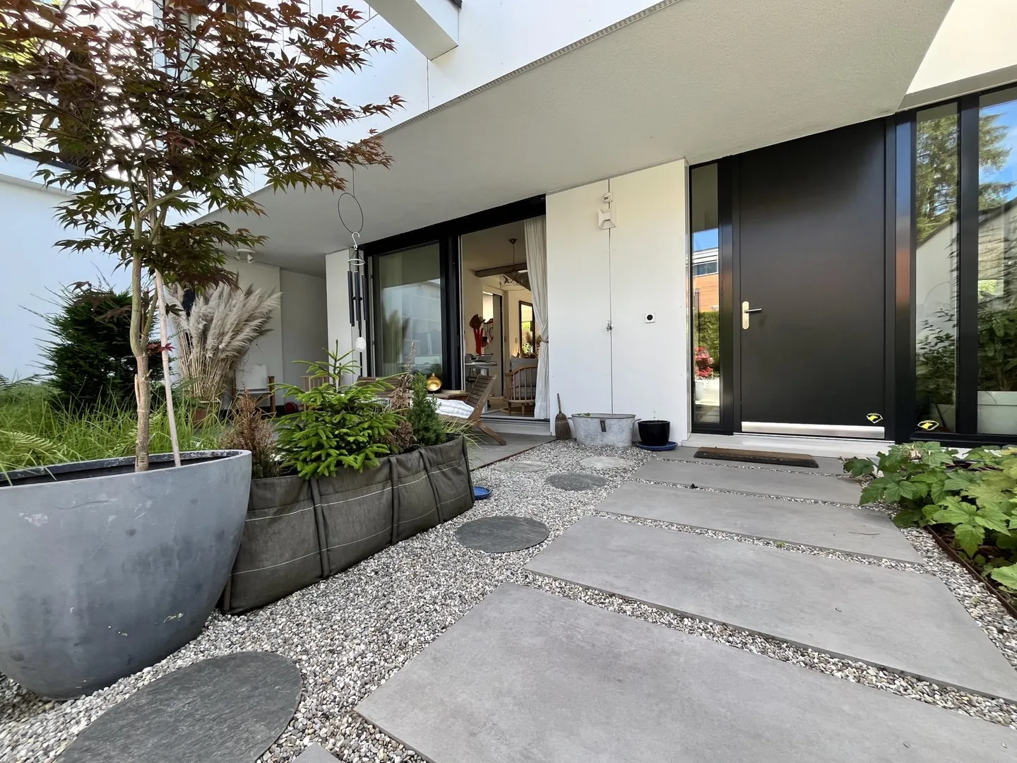 Modern Villa with Garden - Photo 14 of 20