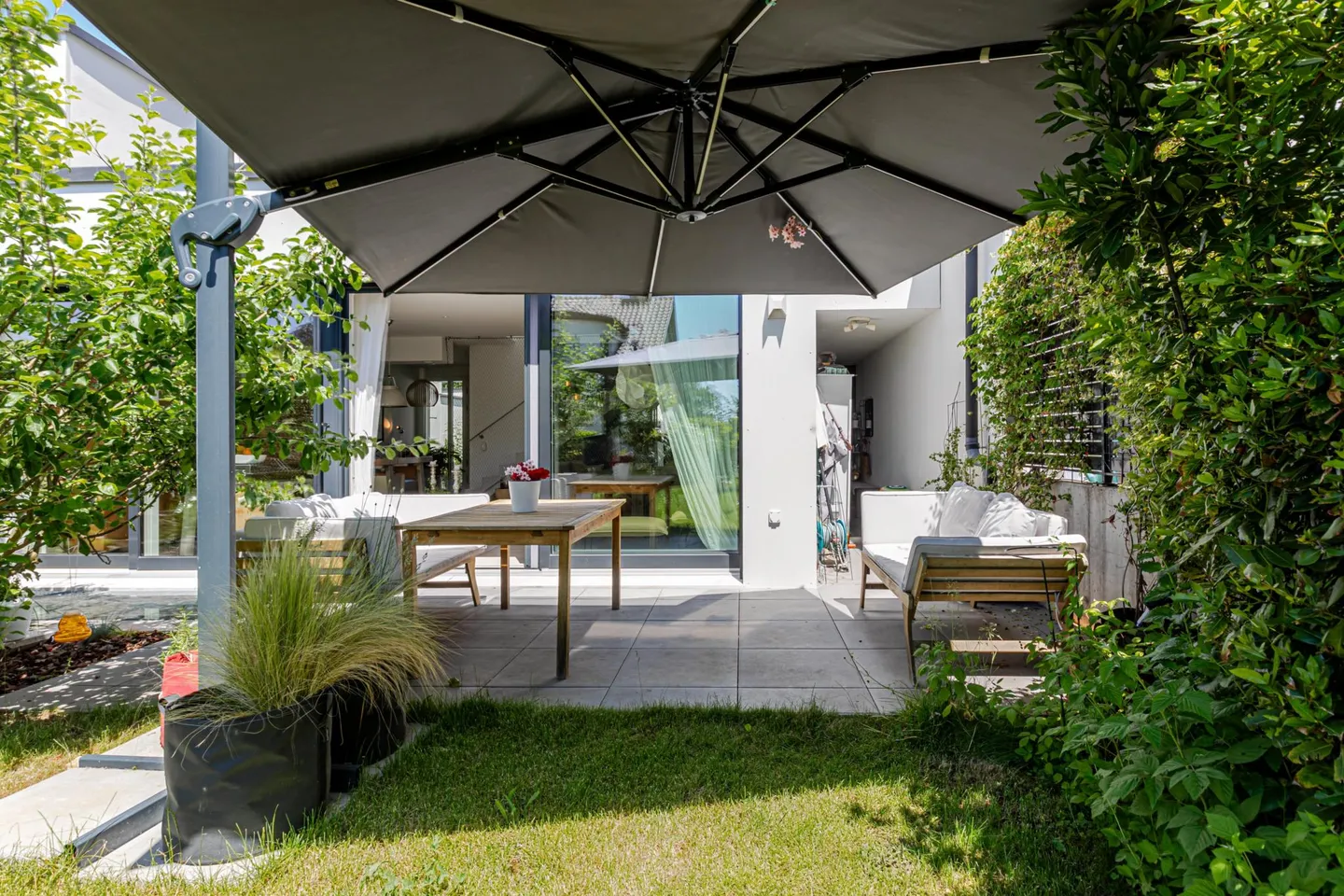 Modern Villa with Garden - Photo 20 of 20
