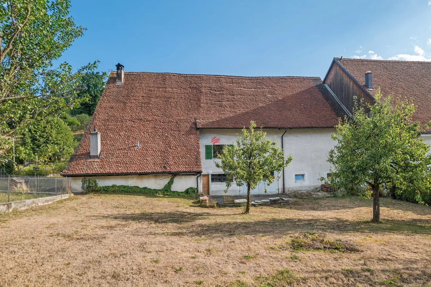 Charmante ferme avec potentiel au centre du village - Photo 2 sur 5