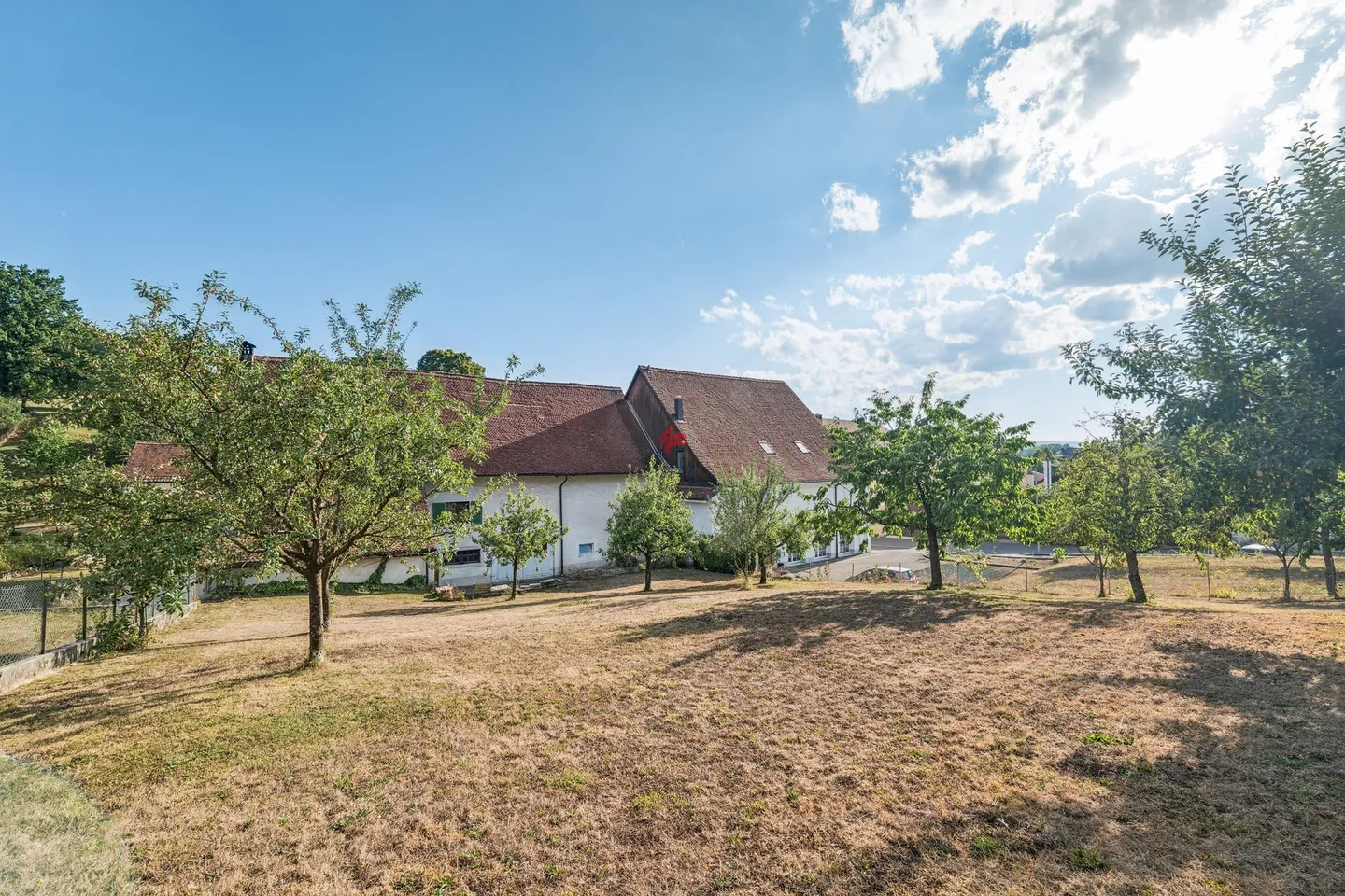 Charmante ferme avec potentiel au centre du village - Photo 3 sur 5