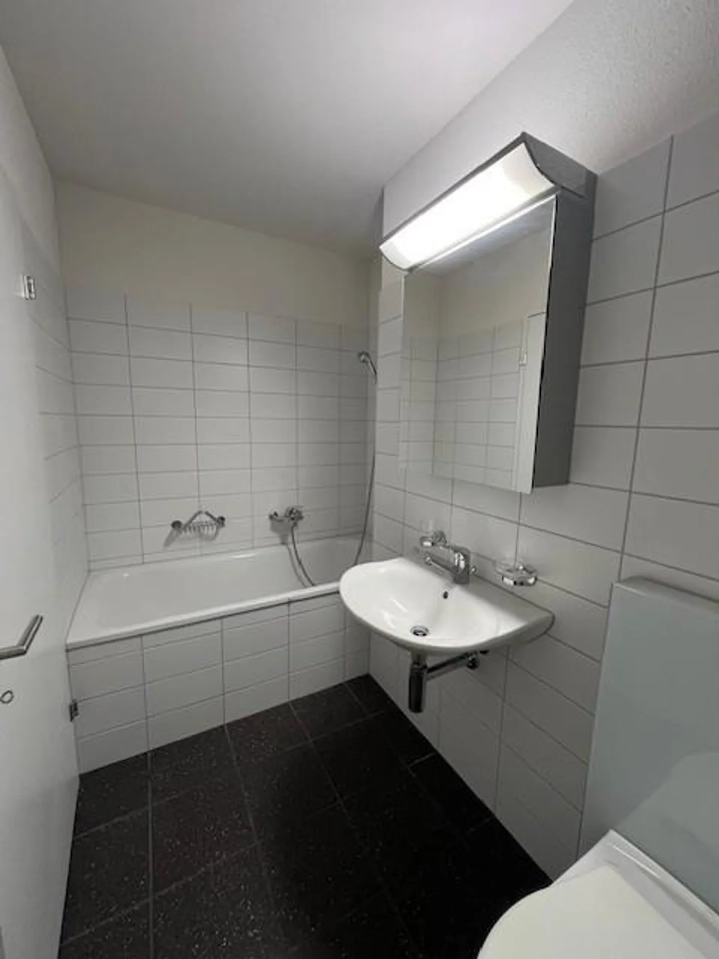 Appartement spacieux de 2,5 pièces au cœur de Hochdorf ! - Photo 4 sur 6