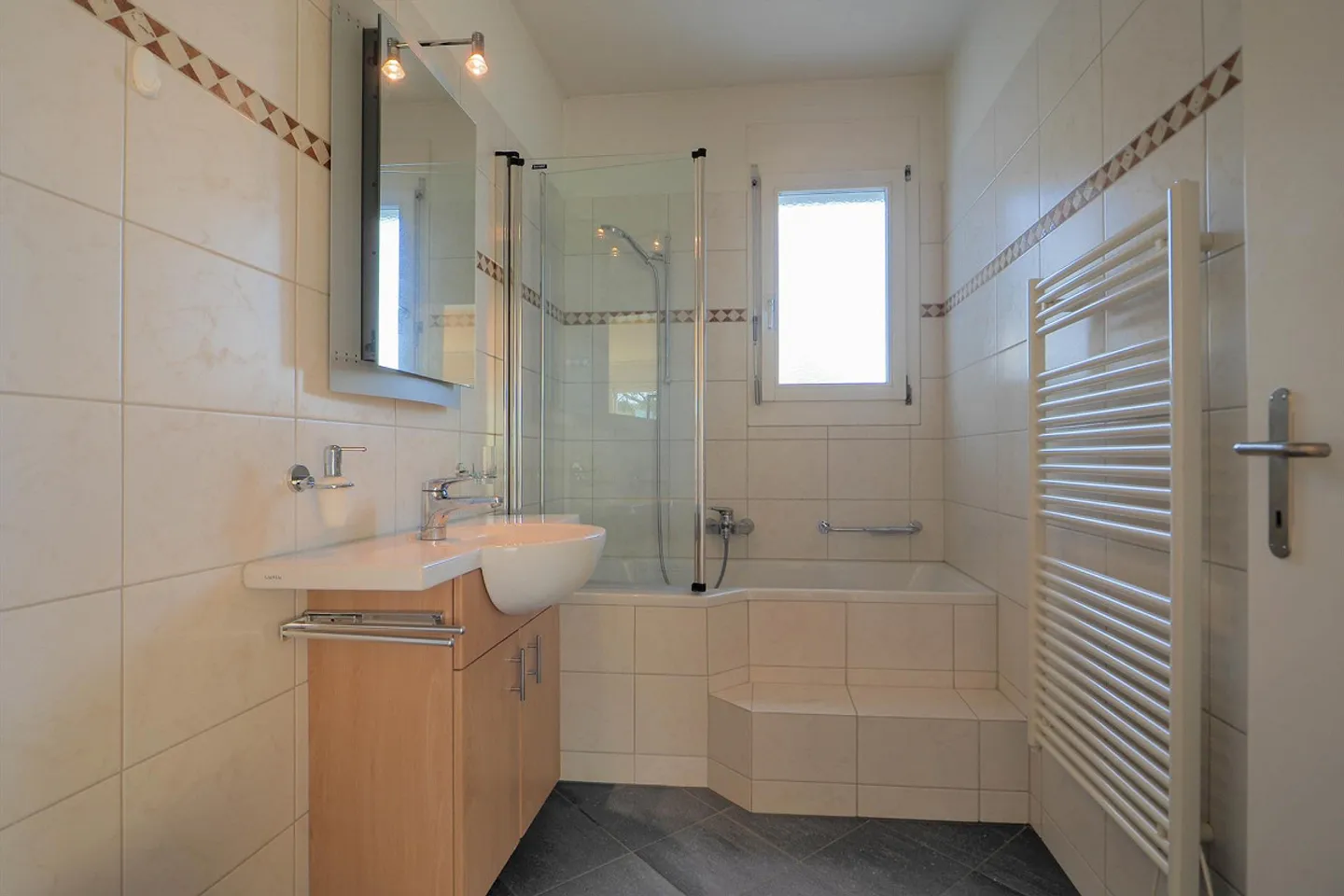 Petit bijou avec beaucoup de charme et vue sur le lac - Photo 12 sur 13