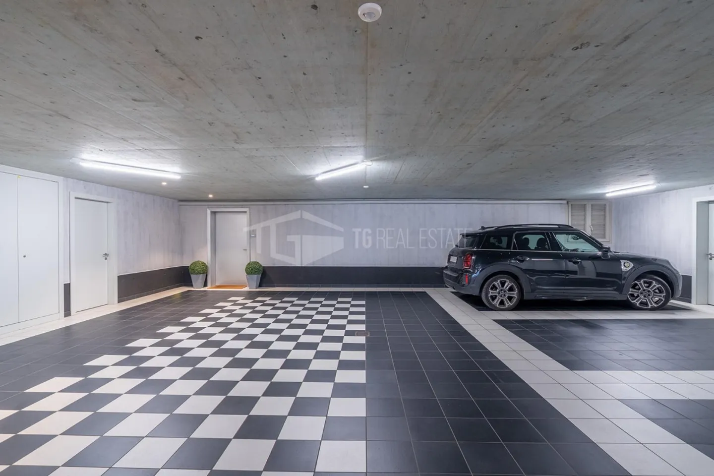 Beautiful Triplex with Pleasant Privacy - Photo 7 of 13