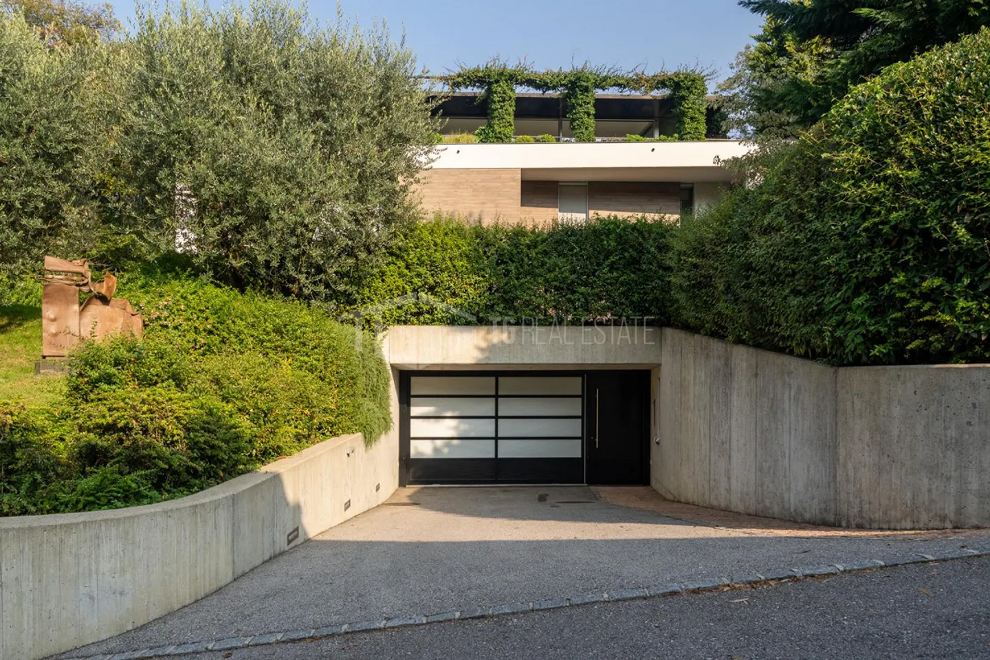 Beautiful Triplex with Pleasant Privacy - Photo 9 of 13