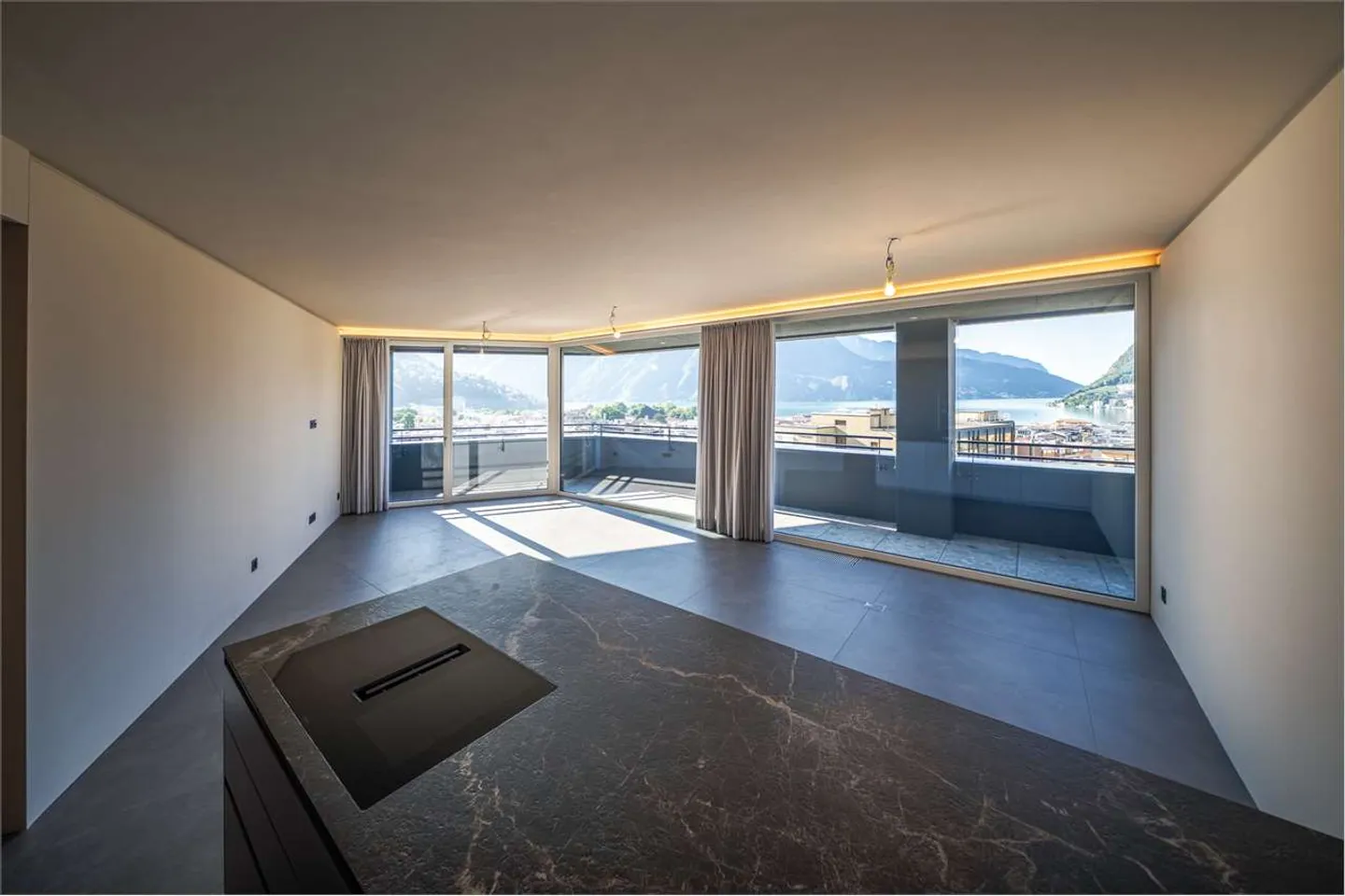Neues Penthouse mit Seeblick in Lugano - Foto 1 von 12