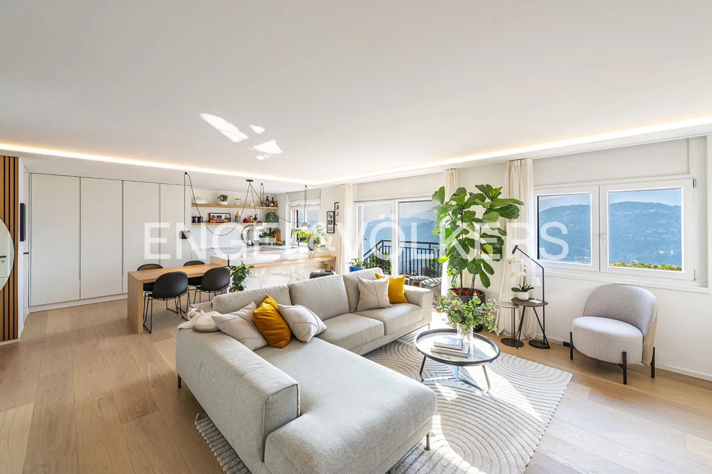 Prestigious Corner Townhouse Villa with Terrace and Lake View - Photo 5 of 14
