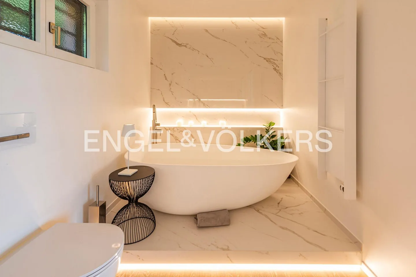 Prestigious Corner Townhouse Villa with Terrace and Lake View - Photo 10 of 14