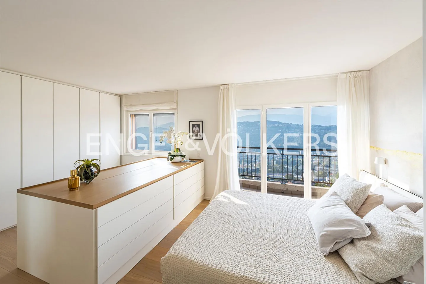 Prestigious Corner Townhouse Villa with Terrace and Lake View - Photo 9 of 14