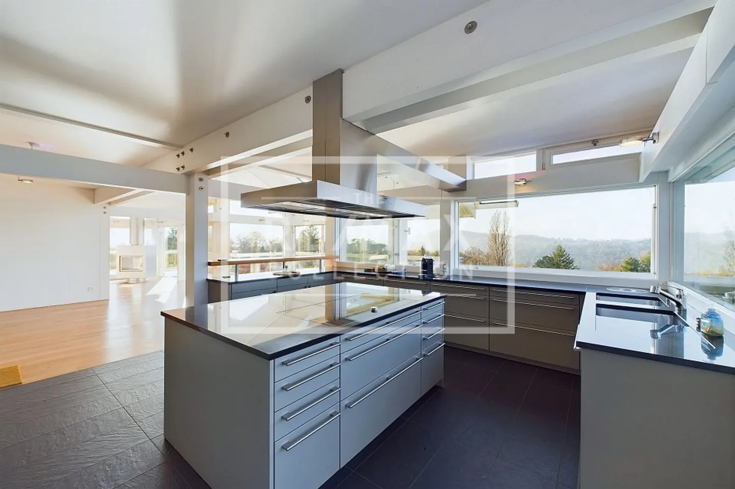 Elegantes Huf-Haus mit wunderbarem Blick - In ruhiger Wohngegend - Foto 7 von 13