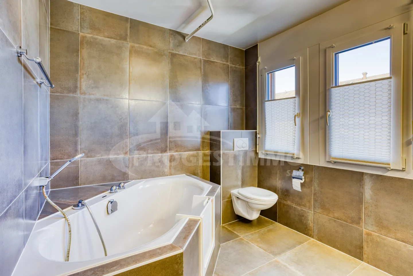 DUPLEX LUMINEUX AUX VOLUMES GÉNÉREUX - Photo 9 sur 11