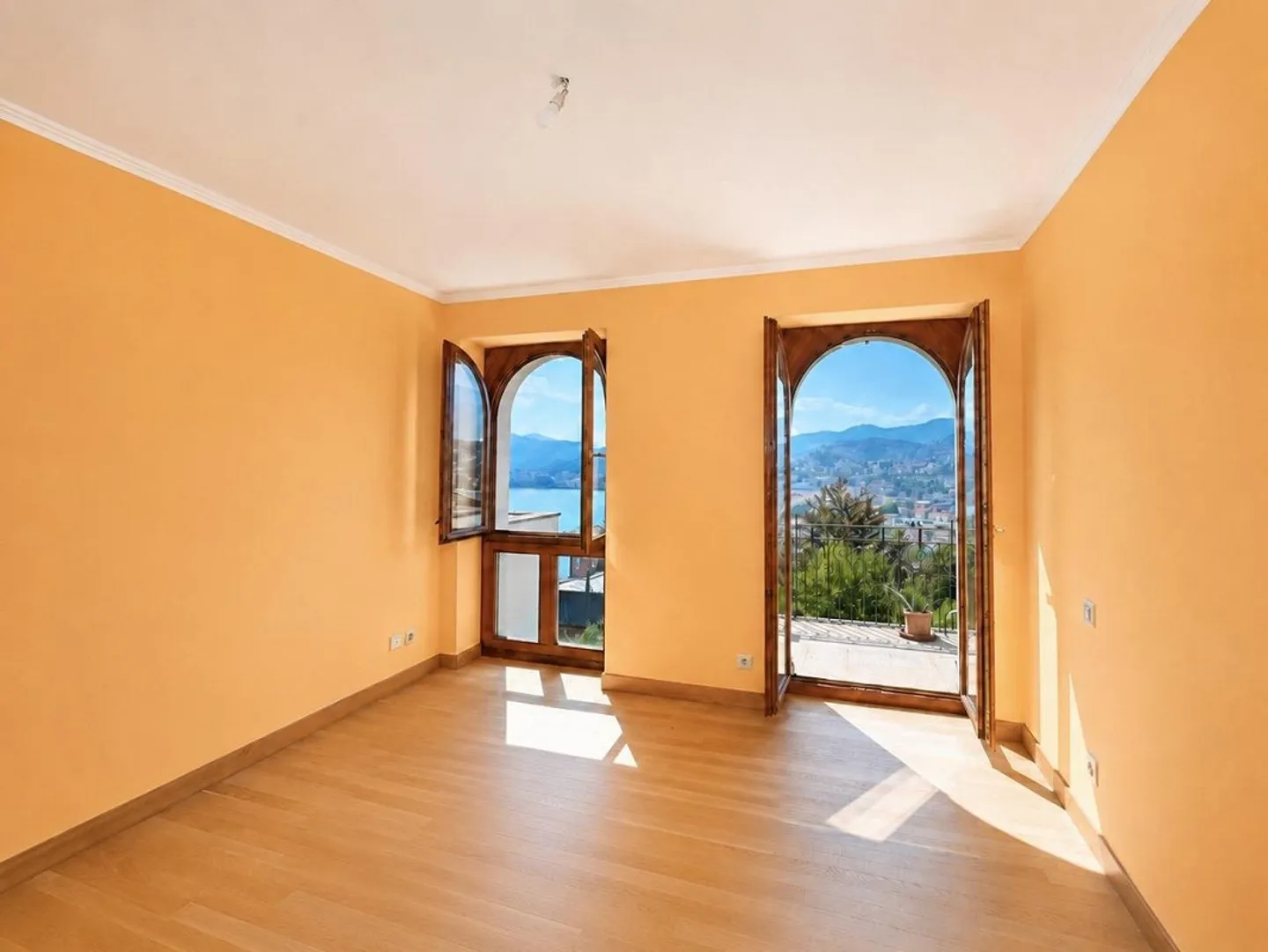 Elegante Appartamento con Vista Panoramica sul Lago e Monti - Photo 6 of 13