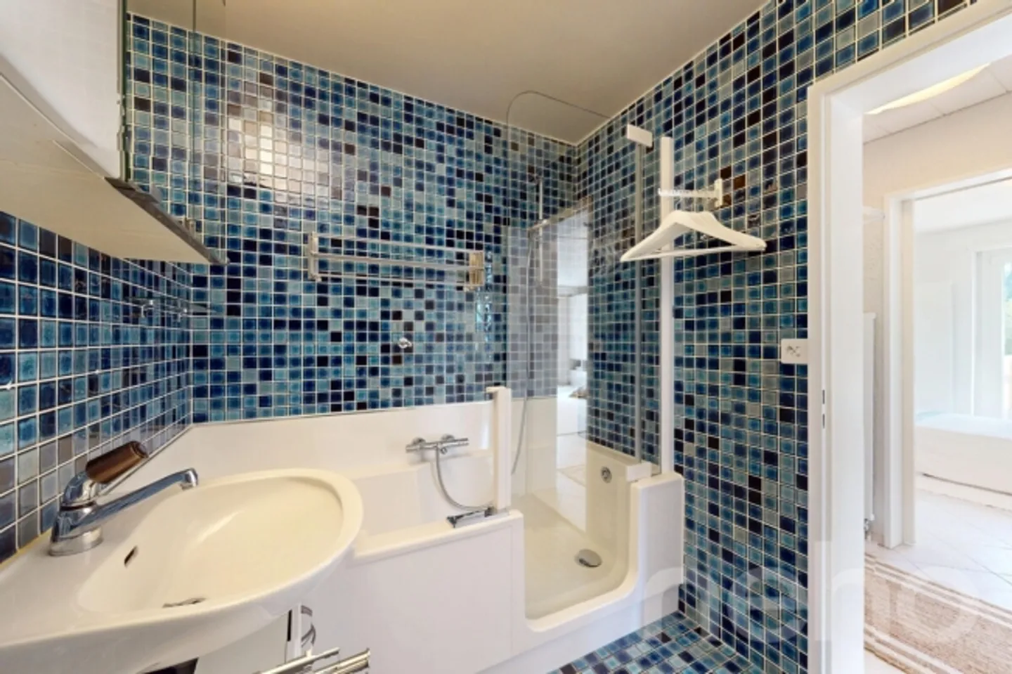 Stunning 2 1/2 room apartment with a large terrace - Photo 8 of 13