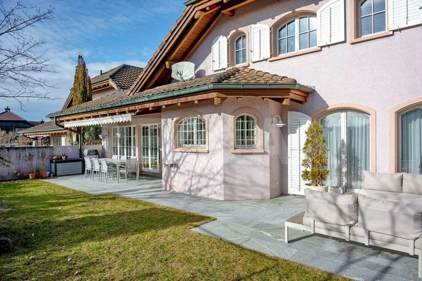 Casa unifamiliare molto grande di 6,5 stanze con molte stanze aggiuntive in una posizione tranquilla - Foto 3 di 11