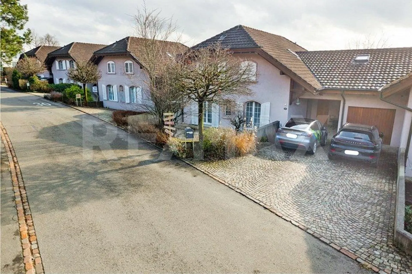 Casa unifamiliare molto grande di 6,5 stanze con molte stanze aggiuntive in una posizione tranquilla - Foto 4 di 11