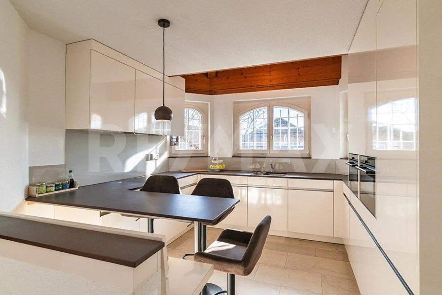 Casa unifamiliare molto grande di 6,5 stanze con molte stanze aggiuntive in una posizione tranquilla - Foto 6 di 11