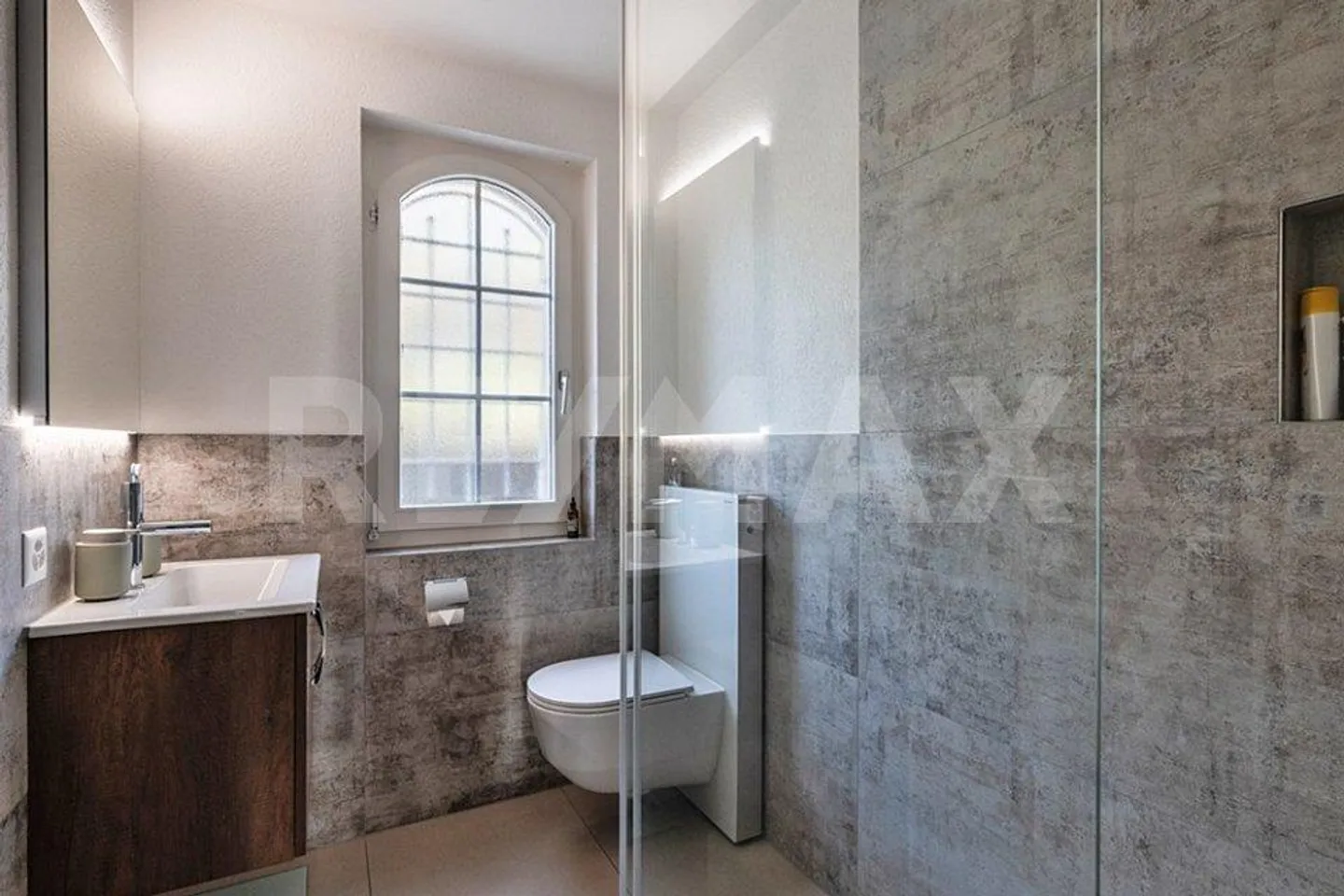 Casa unifamiliare molto grande di 6,5 stanze con molte stanze aggiuntive in una posizione tranquilla - Foto 9 di 11