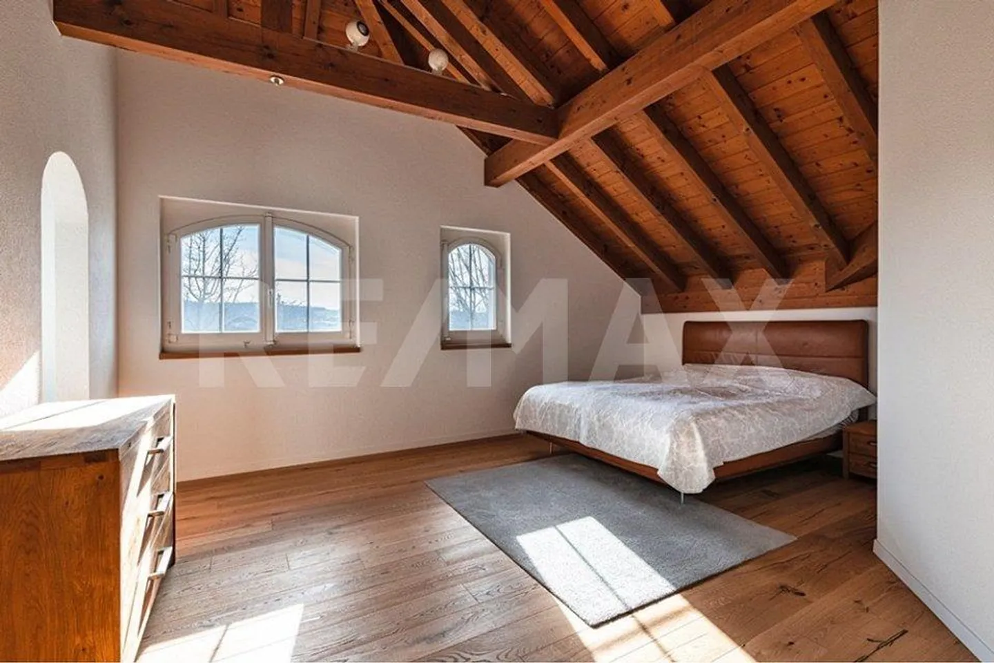 Casa unifamiliare molto grande di 6,5 stanze con molte stanze aggiuntive in una posizione tranquilla - Foto 10 di 11