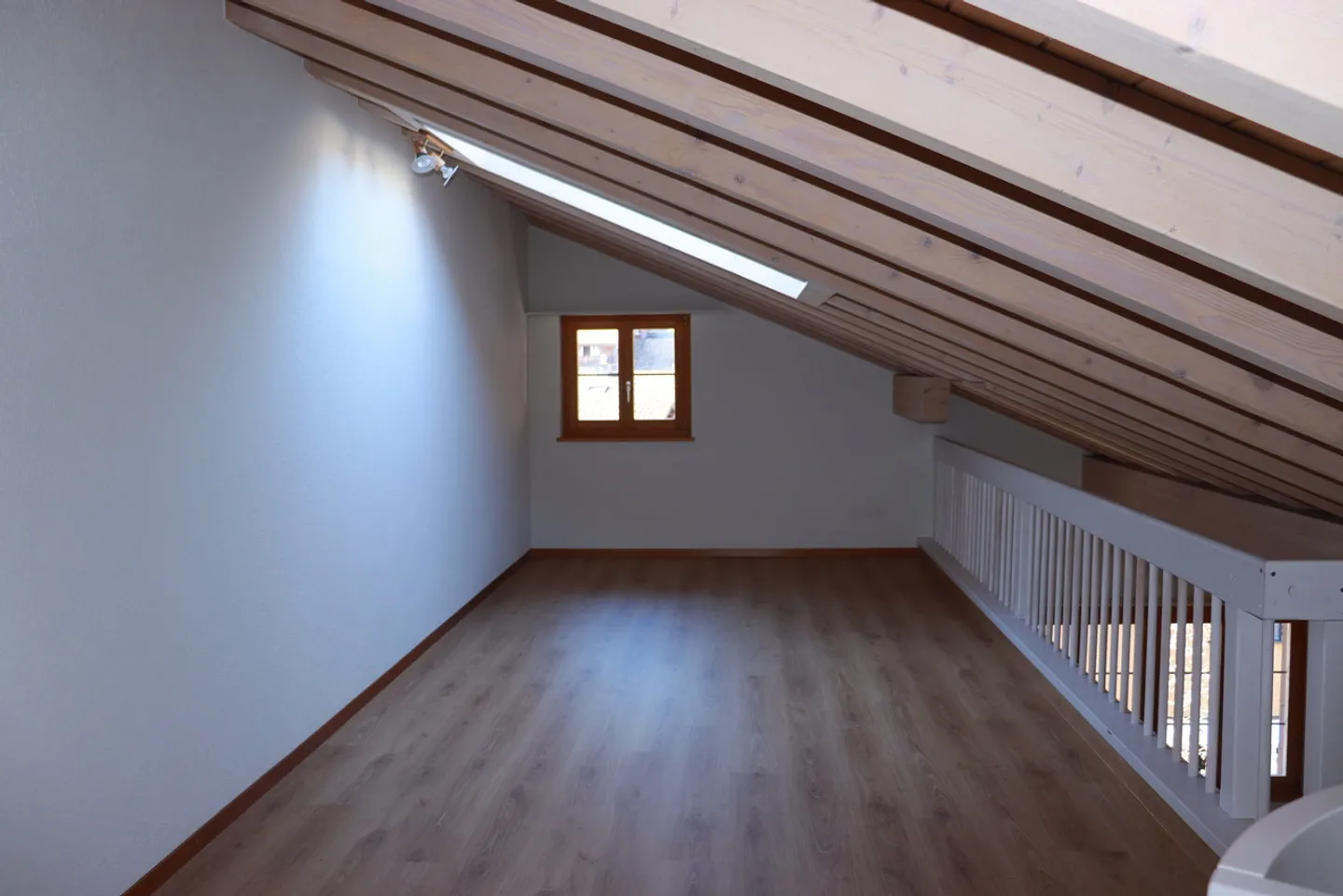 Charming 3.5-room apartment with gallery and balcony in Wilderswil! - Photo 12 of 16