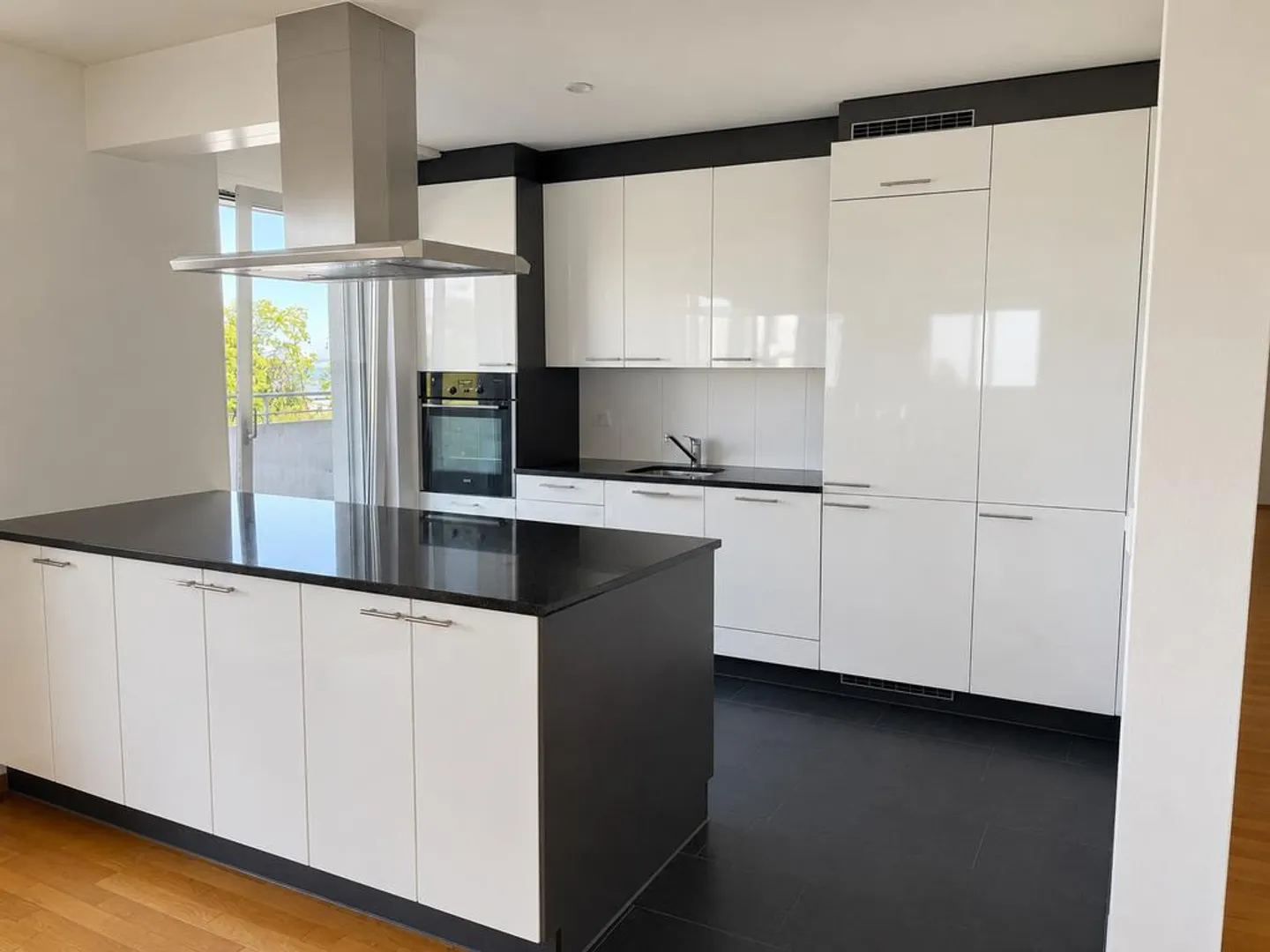 Appartamento moderno e tranquillo di 5,5 stanze con vista mozzafiato! - Foto 3 di 9