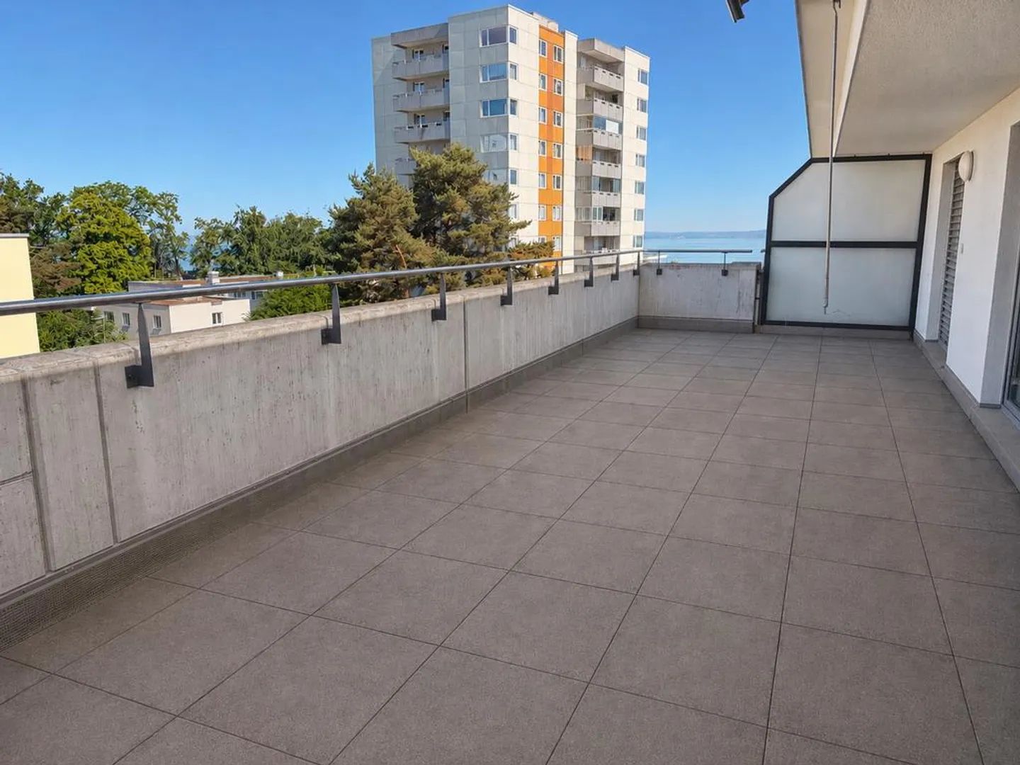 Appartamento moderno e tranquillo di 5,5 stanze con vista mozzafiato! - Foto 4 di 9
