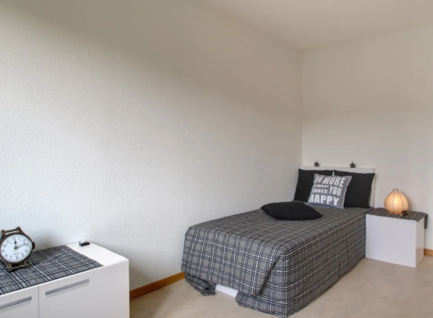 Bright Apartment with Balcony - Photo 6 of 6