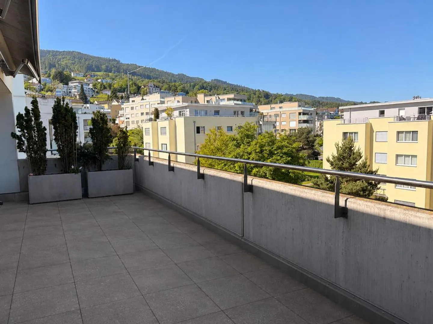 Appartamento moderno e tranquillo di 5,5 stanze con vista mozzafiato! - Foto 8 di 9