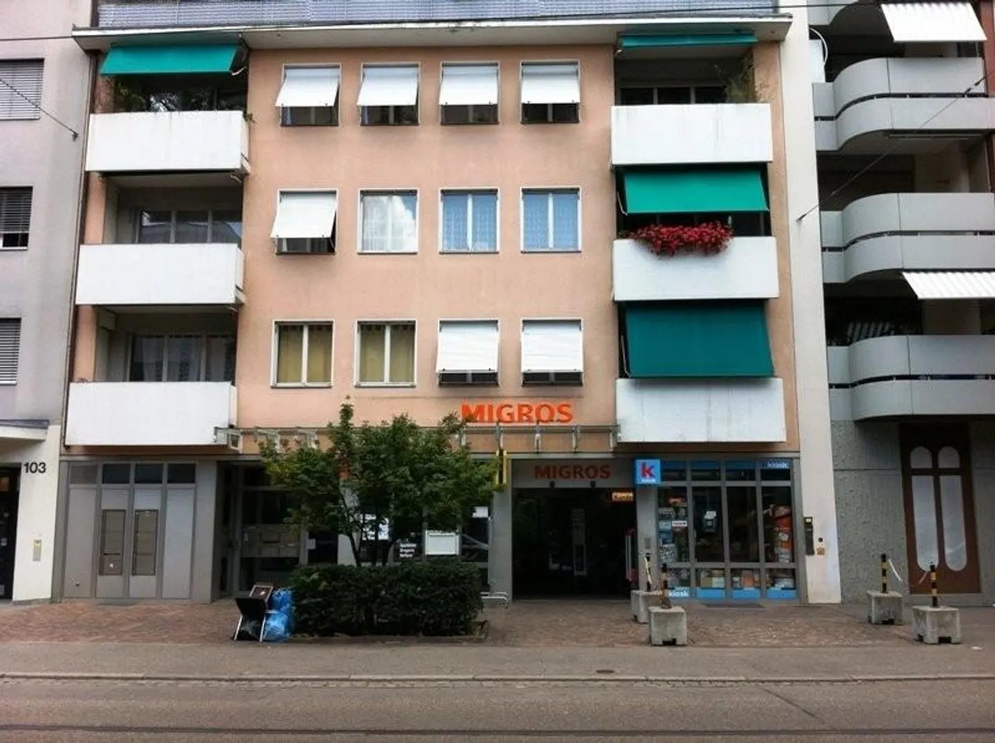 Espace de vente à louer chez MIGROS à Gellert - Photo 1 sur 3