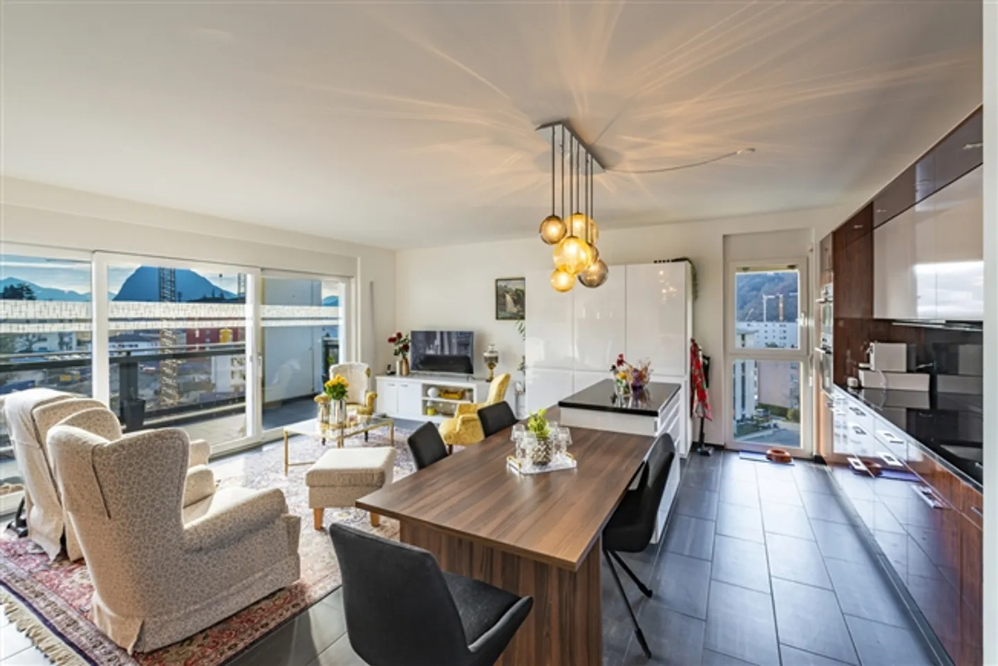 «Geräumiges 4,5-Zimmer-Penthouse in der Stadt» - Foto 1 von 12