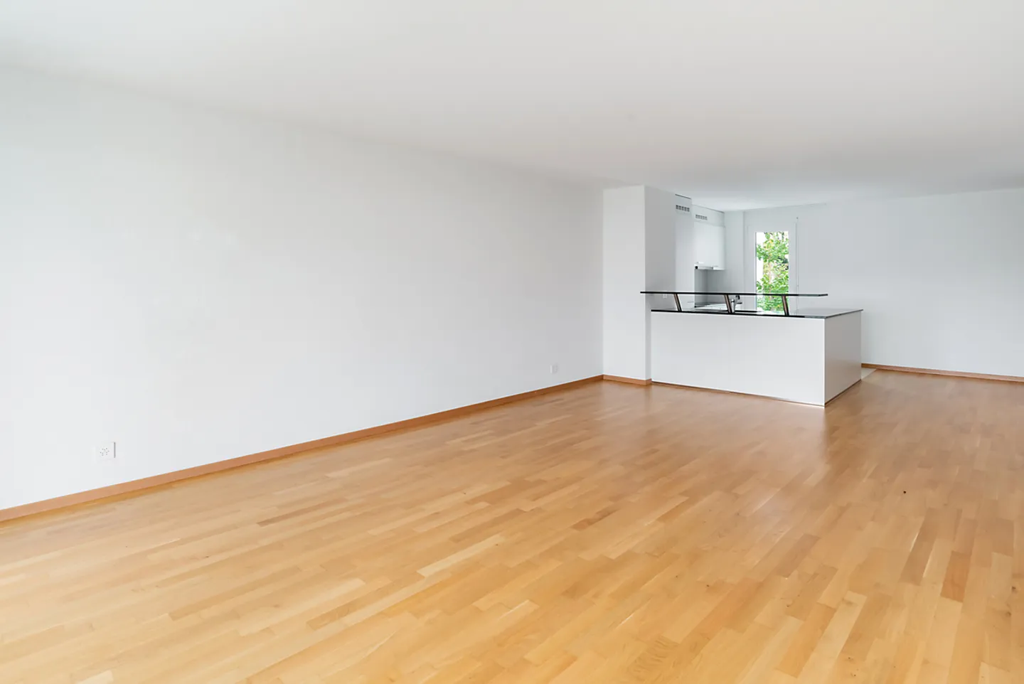 Spacious and bright - Photo 3 of 13