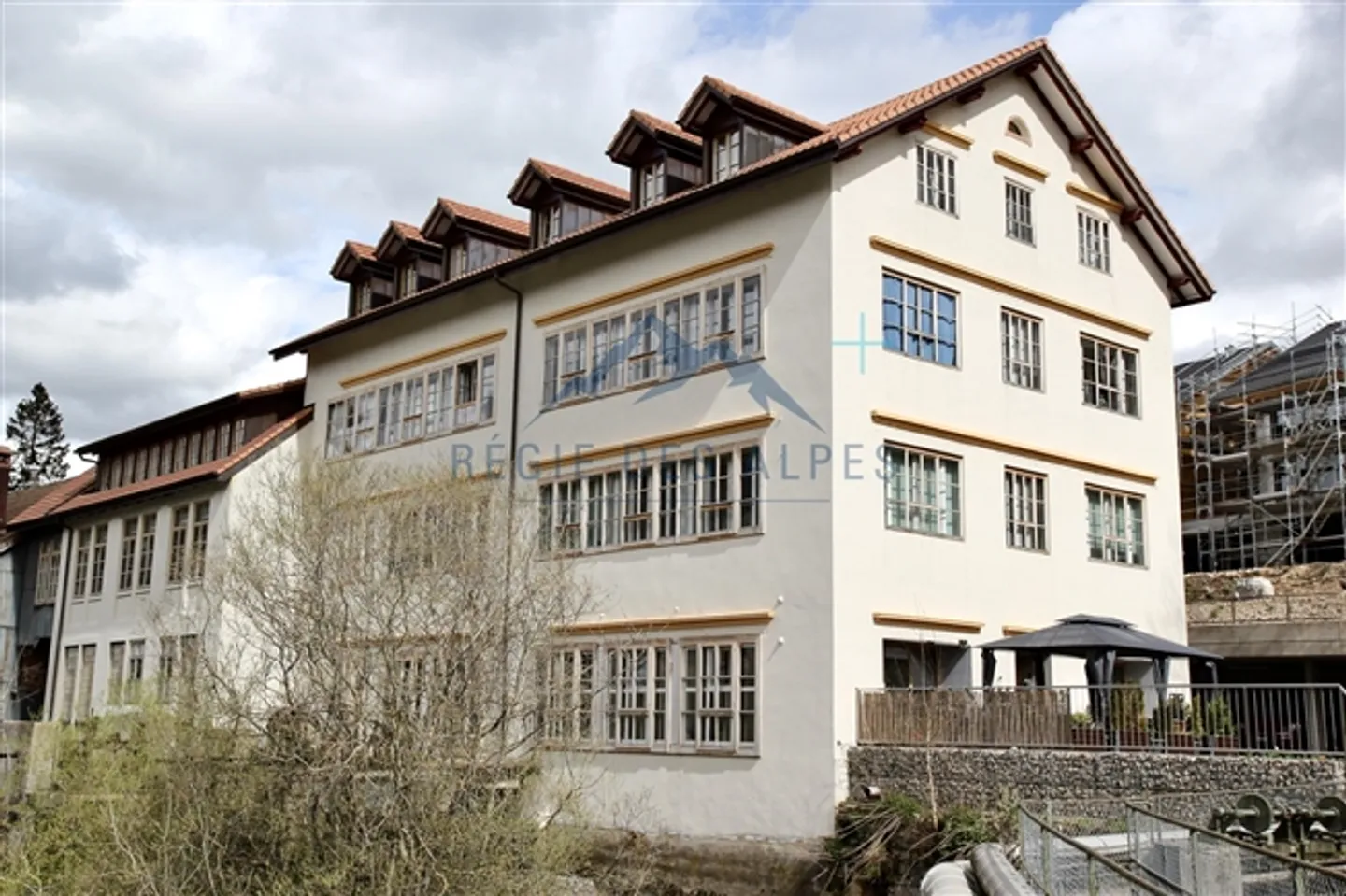 Opportunité d'investissement Charmant studio moderne au bord de la rivière à Vallorbe ( Lot 2 ) - Photo 2 sur 3