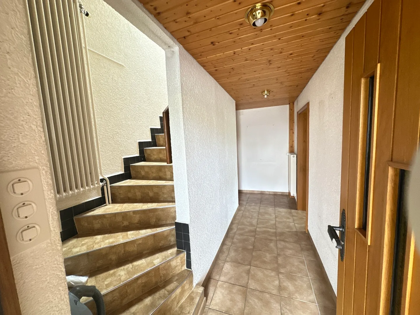 Welcoming house with peaceful outdoor space - Photo 9 of 17