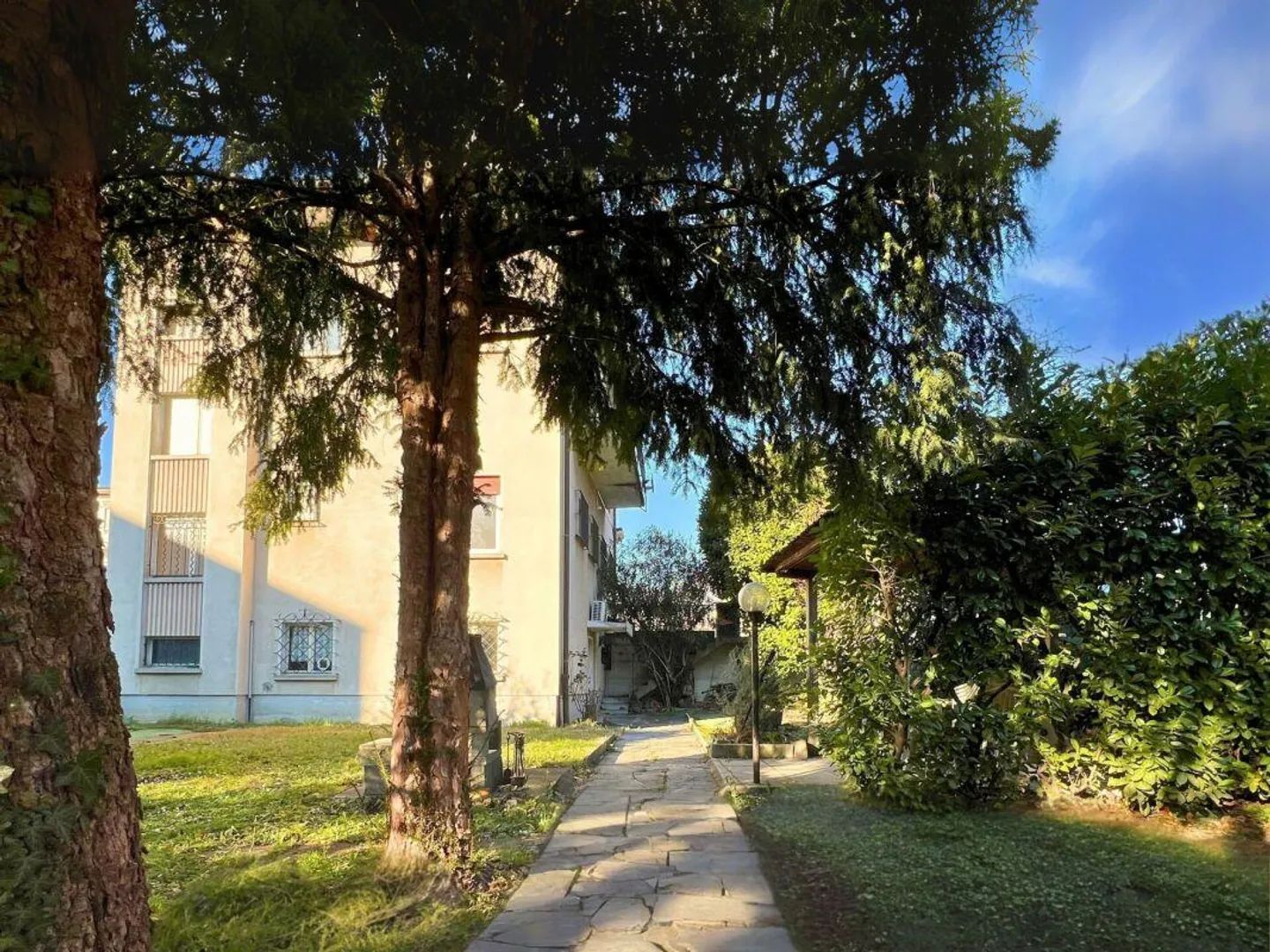 Geräumige Wohn- und Gewerbeimmobilie mit Garten - Foto 3 von 13