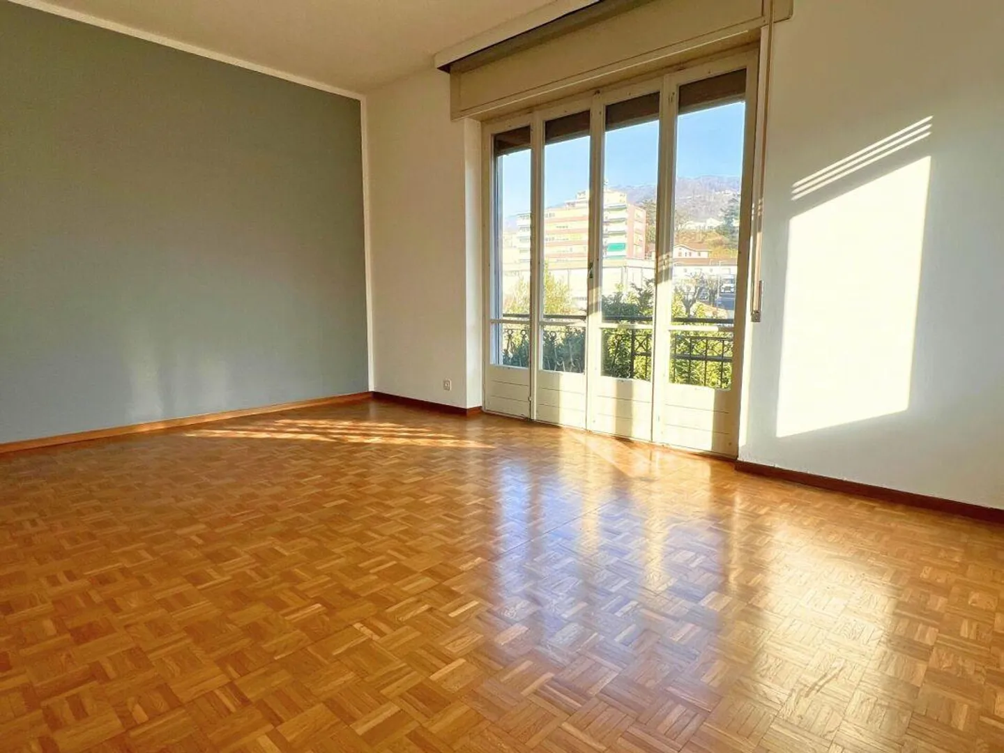 Geräumige Wohn- und Gewerbeimmobilie mit Garten - Foto 4 von 13