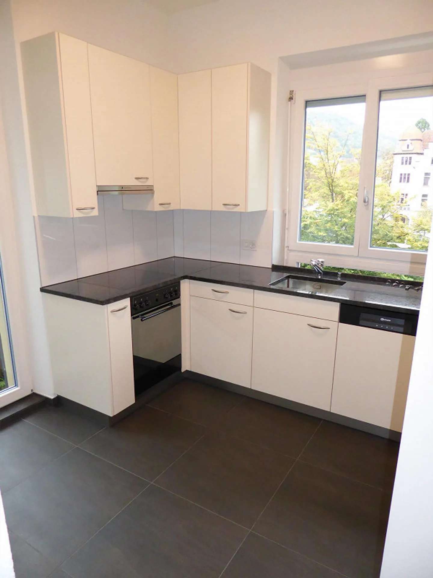 Appartement central de 4 pièces cherche nouveau locataire - Photo 3 sur 5