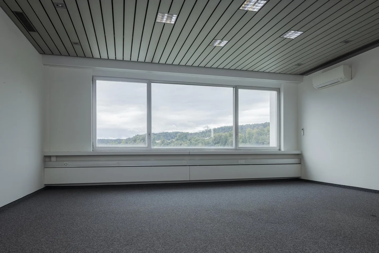 Office spaces in excellent micro-location - Photo 2 of 8