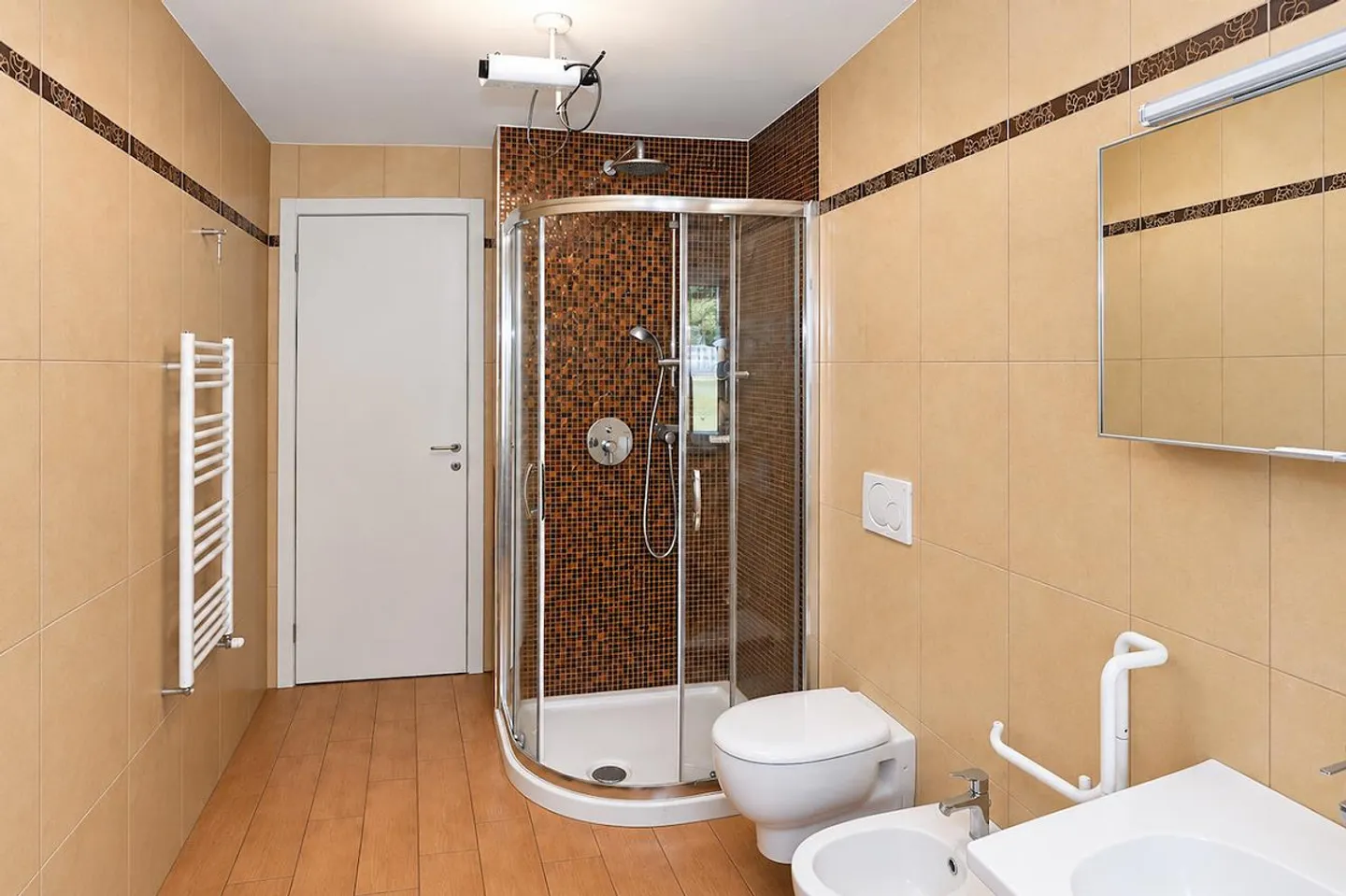 Raffiniertes Apartment mit Magnifichem Blick auf den Luganersee - Foto 16 von 18