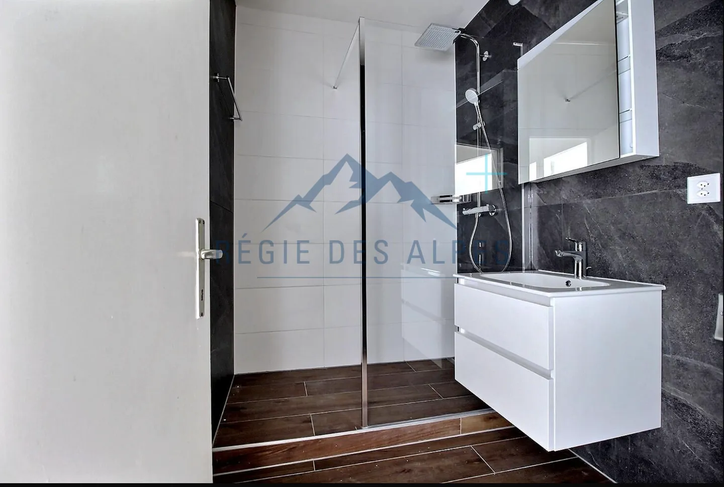 6 apartments for sale in a block | gross yield = 5.15% - Photo 3 of 12