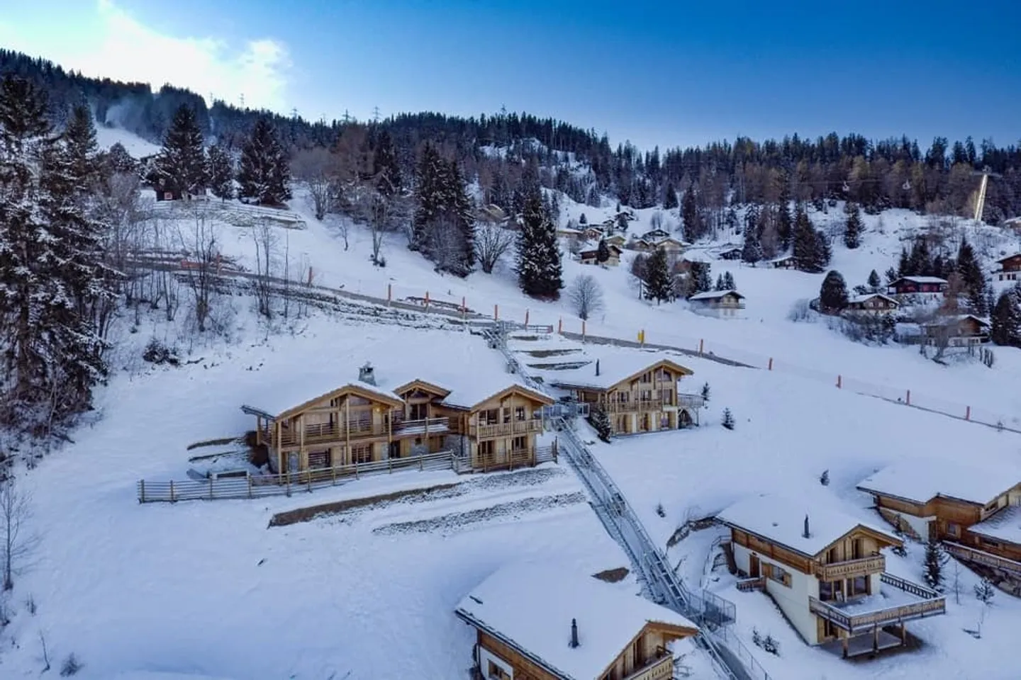 Luxuriöses Ski-in/Ski-out-Chalet mit Panoramablick - Foto 3 von 13