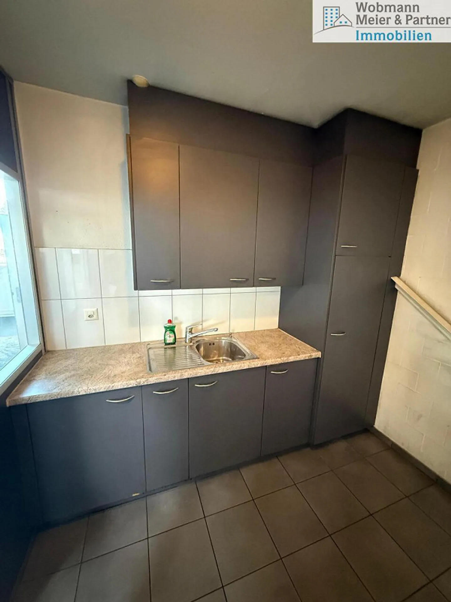 Propriété commerciale polyvalente dans un emplacement pratique à Volketswil - Photo 3 sur 4