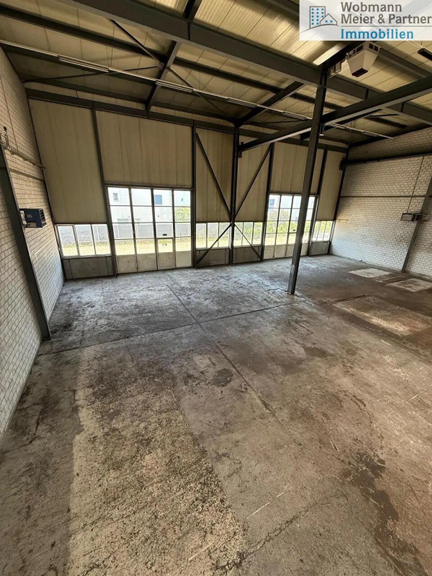 Propriété commerciale polyvalente dans un emplacement pratique à Volketswil - Photo 4 sur 4