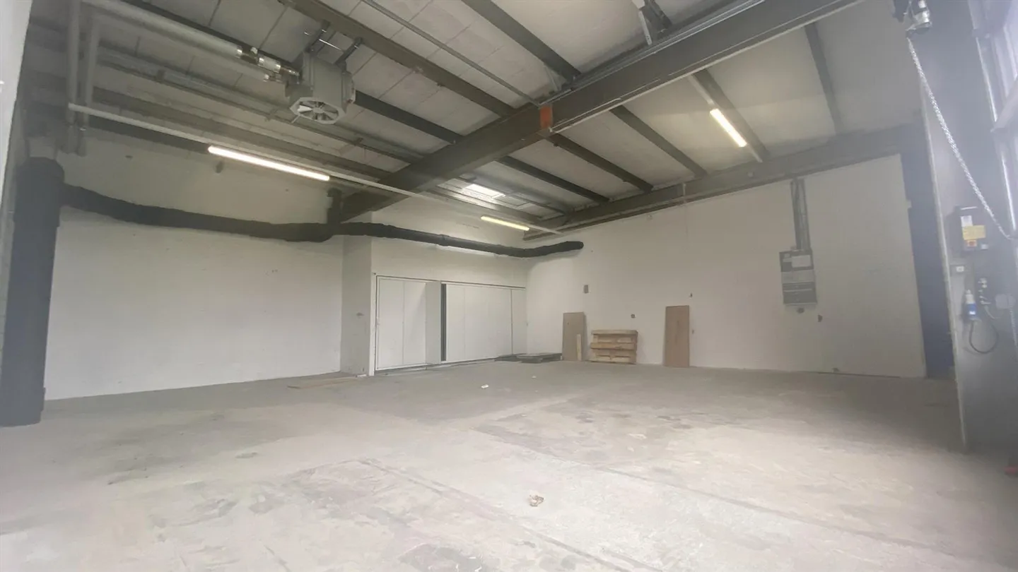 Espace commercial attrayant en construction brute dans le meilleur emplacement à Ruswil - Photo 2 sur 3