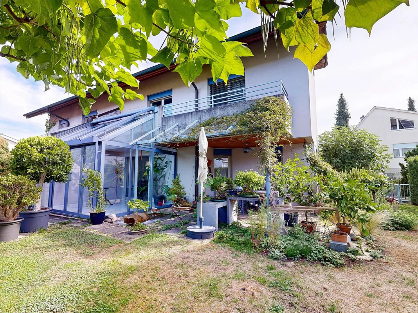 Maison familiale jumelée spacieuse de 6,5 pièces avec beau jardin - Photo 1 sur 18