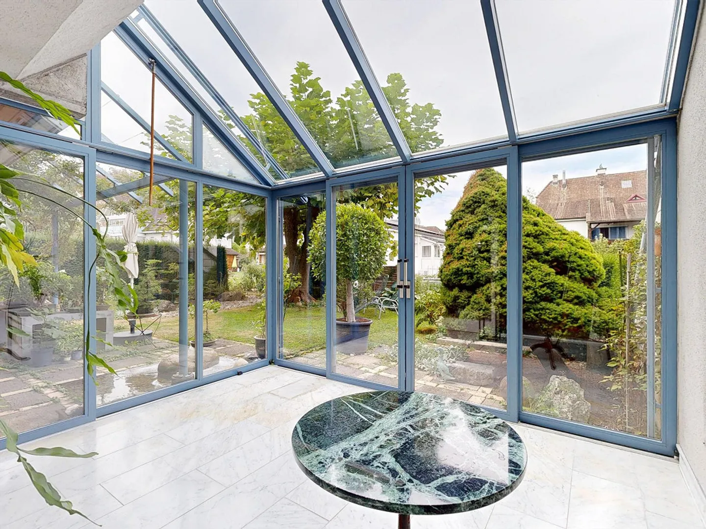 Maison familiale jumelée spacieuse de 6,5 pièces avec beau jardin - Photo 4 sur 18