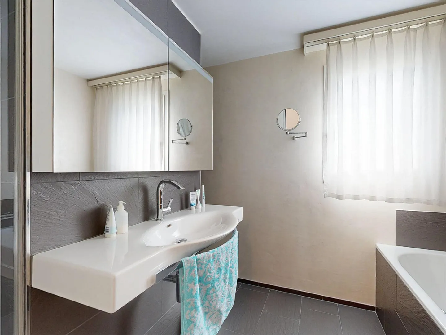 Maison familiale jumelée spacieuse de 6,5 pièces avec beau jardin - Photo 14 sur 18