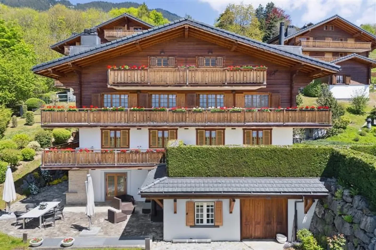 Superlative Chalet with 15 Rooms, Elevator and Panoramic View! - Photo 1 of 13